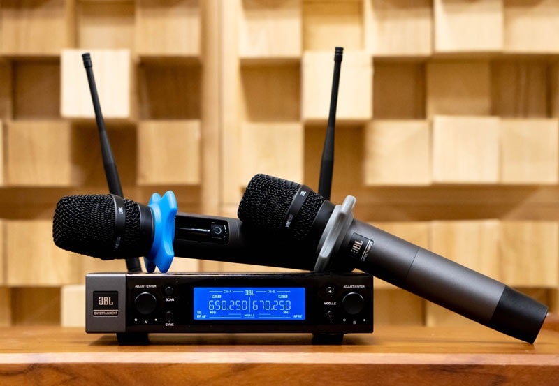 Micro không dây JBL VM200
